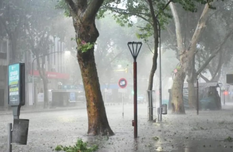 El centro de Mendoza en plena tormenta.