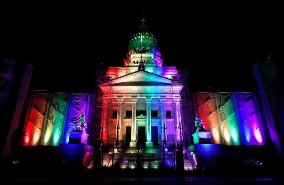 Iluminarán los monumentos porteños a 10 años de la aprobación del matrimonio igualitario