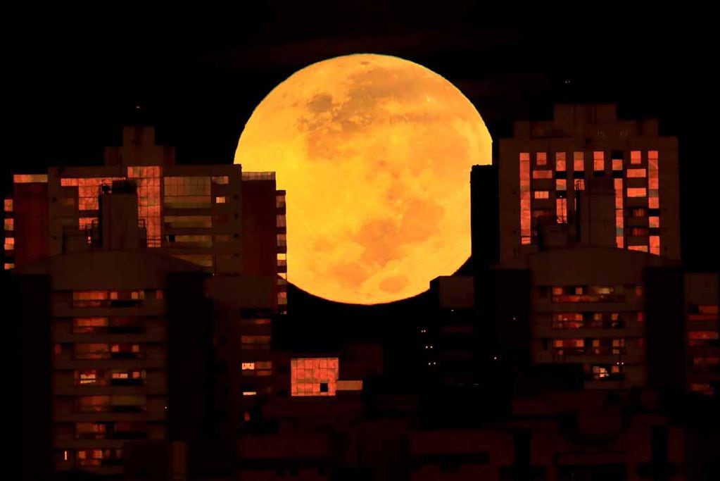 La luna podrá apreciarse en un tono anaranjado-rojizo este jueves por la noche. Foto: Eraldo Peres/AP.