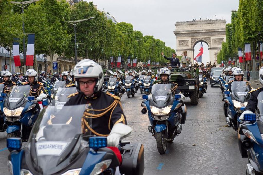Emmanuel Macron, en el desfile por el día de la Independencia. (Foto: Eliot Blondet/POOL via AP)