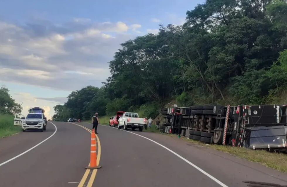 Paraje Dos Hermanas: camión volcó en la ruta y su conductor resultó herido.