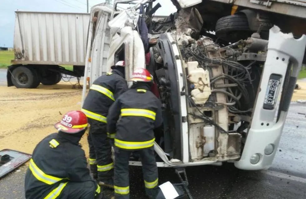El conductor fue auxiliado por bomberos voluntarios en Centeno. (InfoMas Noticias)