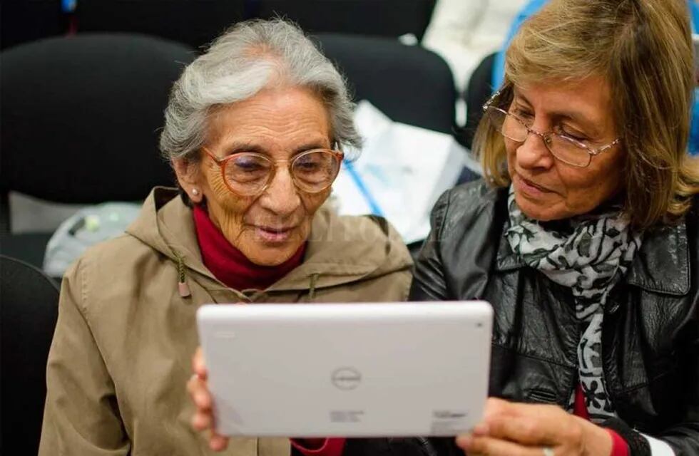 Más de 5.000 adultos mayores recibirán tablets como parte del programa +Simple.