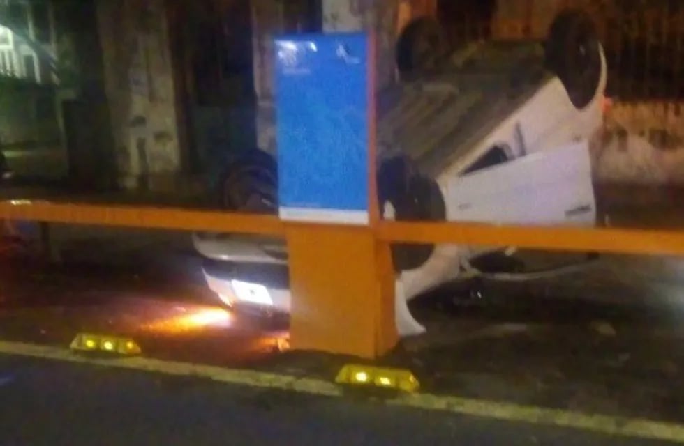 Un auto terminó volcado dentro el corralito de la bicicletas públicas en Oroño y Salta. (Twitter)