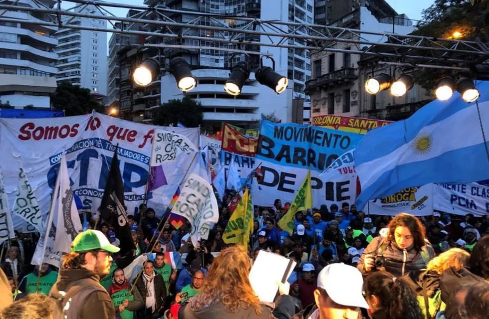 Paso de la Marcha Federal por Rosario.