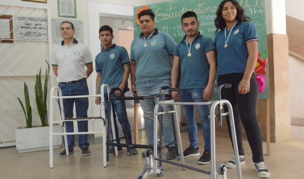 Alumnos de la Escuela Técnica Nº 3 Ingeniero Santiago Maradona.