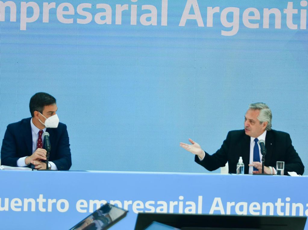 Alberto Fernández y Pedro Sánchez, presidentes de Argentina y España respectivamente, brindan una conferencia de prensa tras la reunión que mantuvieron en Casa Rosada.