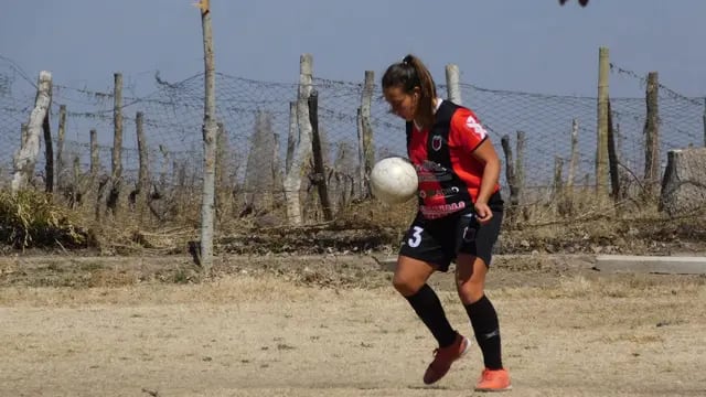 Adriana Astudillo, la joven mendocina que llegó a dirigir un equipo de fútbol.