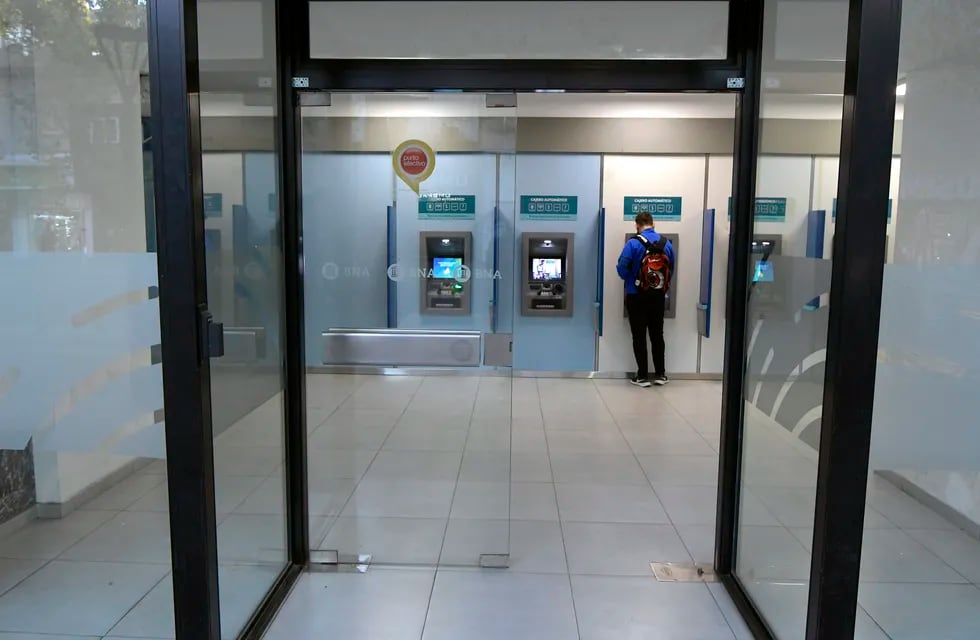 Los bancos no abrieran sus puertas en esta jornada.

Foto: Orlando Pelichotti / Los Andes
