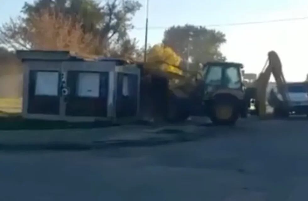 El municipio demolió un kiosco en el barrio Pedro Burgos