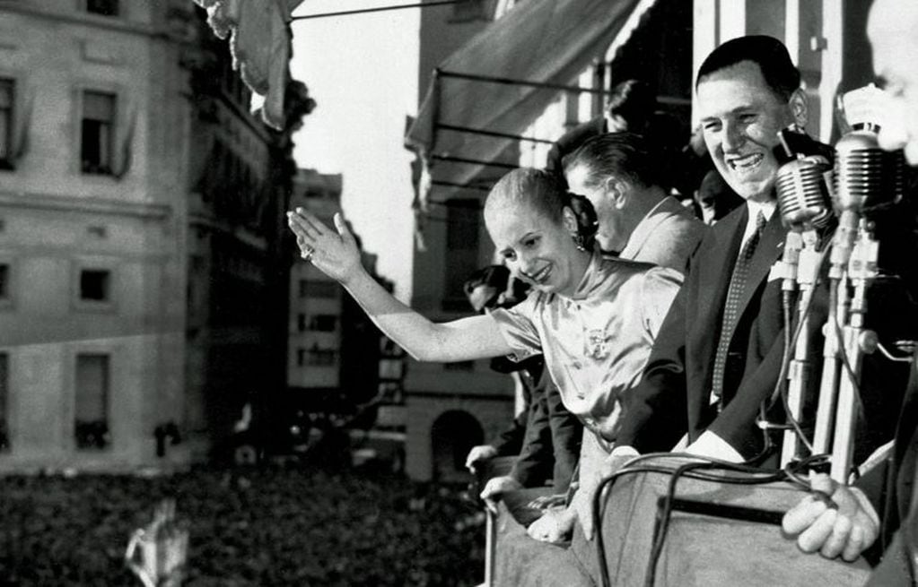 Foto de archivo del 17 de octubre de 1950: la primera dama María Eva Duarte de Perón y el presidente Juan Domingo Perón, saludan a la multitud desde el balcón de la Casa Rosada.