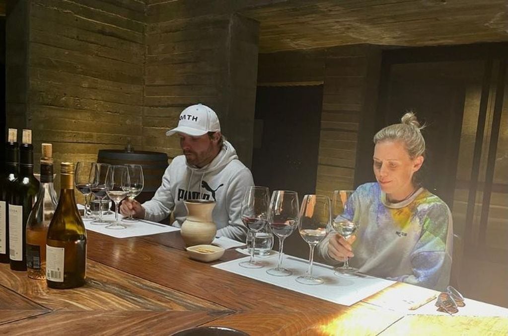 Bottas junto a su esposa Tiffany Cromwell, degustaron vinos en Mendoza en la firma que llevan adelante Hugo y Eduardo Pulenta.