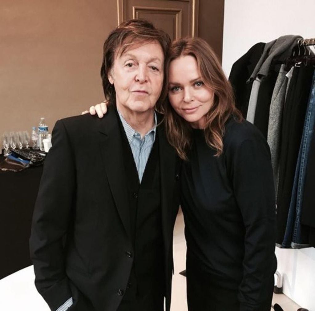 Stella McCartney junto a su padre (Foto: AFP)