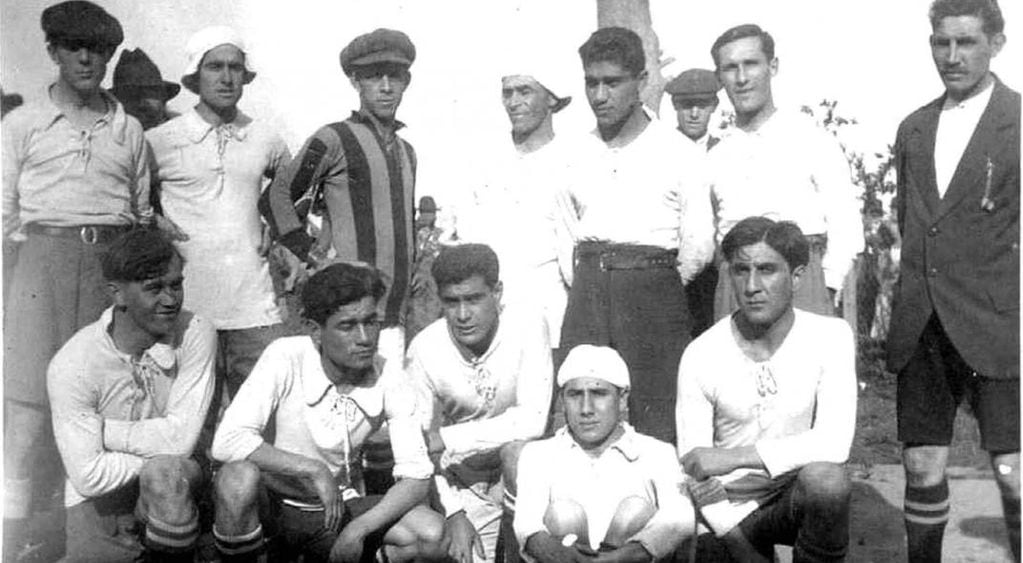Barabraham fue jugador de Belgrano. Dio el pase gol en el primer clásico de la historia entre Belgrano y Talleres, en 1914. De los que están parados, es el segundo desde la derecha. Fotografías (gentileza Celina Barabraham).