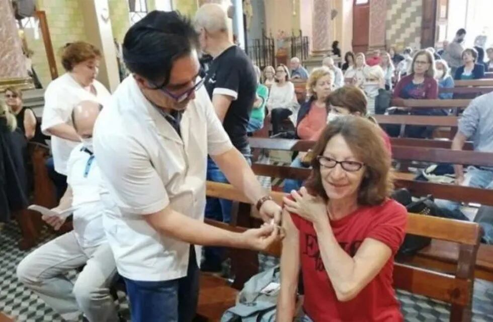 vacunan en iglesias a los adultos mayores en Mendoza