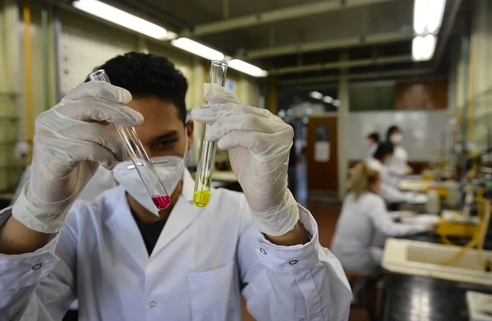 Laboratorio Facultad de Ciencias Químicas clases presenciales de primer año.