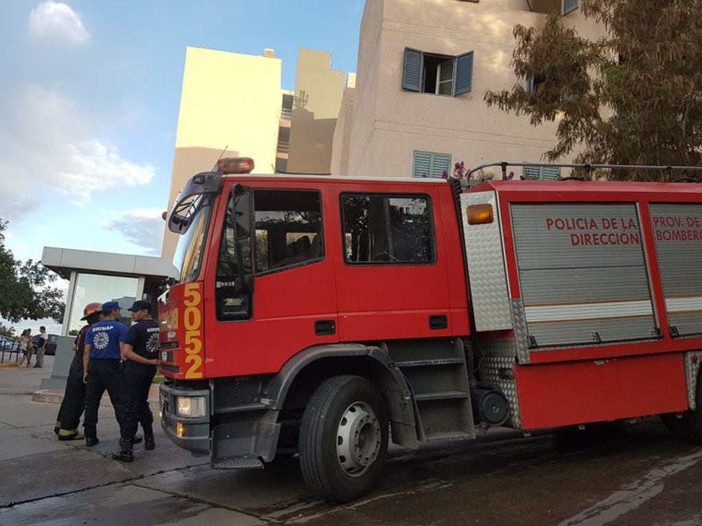 El incendio fue en barrio San Martín y dos personas resultaron intoxicadas.