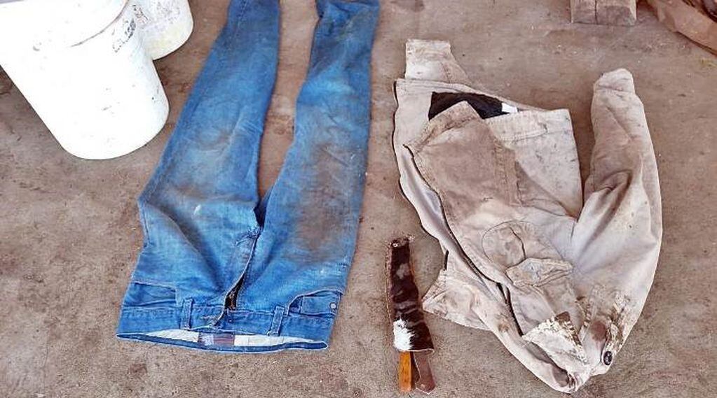 En los allanamientos se secuestraron municiones, armas blancas, prendas de vestir con manchas de sangre y teléfonos celulares.