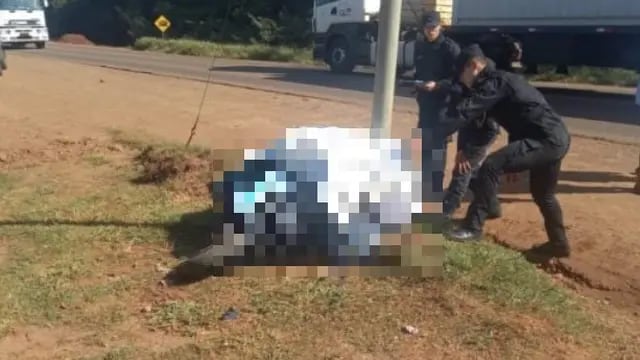 Siniestro vial en Gobernador Roca: un motociclista falleció tras impactar contra un poste de luz