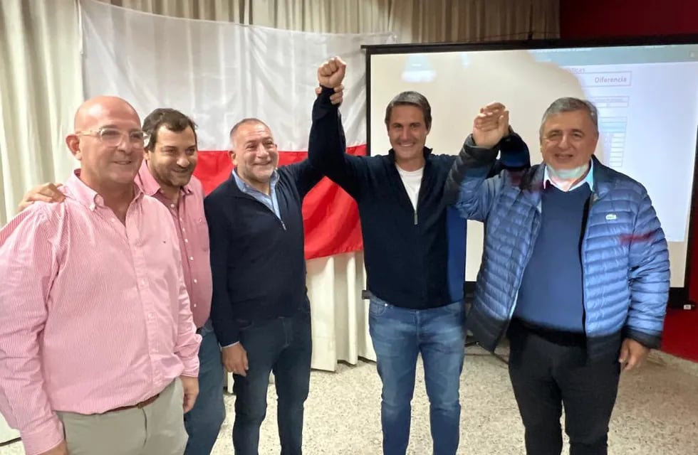 Elecciones 2023: Marcos Carasso, Juan Jure, Luis Juez, Guillermo Cavigliasso y Mario Negri en General Cabrera, festejando (La Voz).