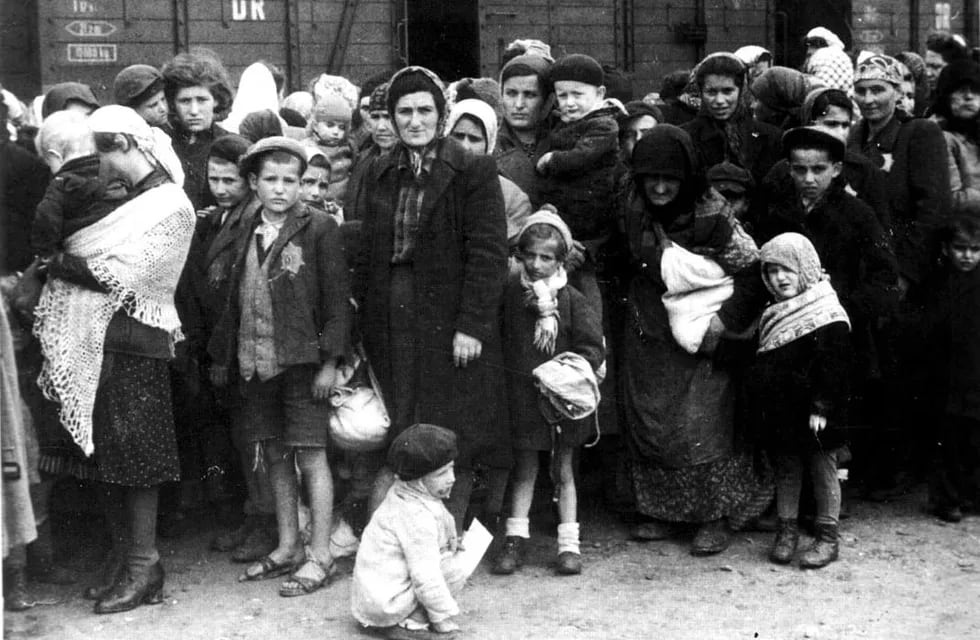 El día Internacional de Conmemoración de las víctimas del Holocausto, el recuerdo internacional a las víctimas de los campos de concentración.