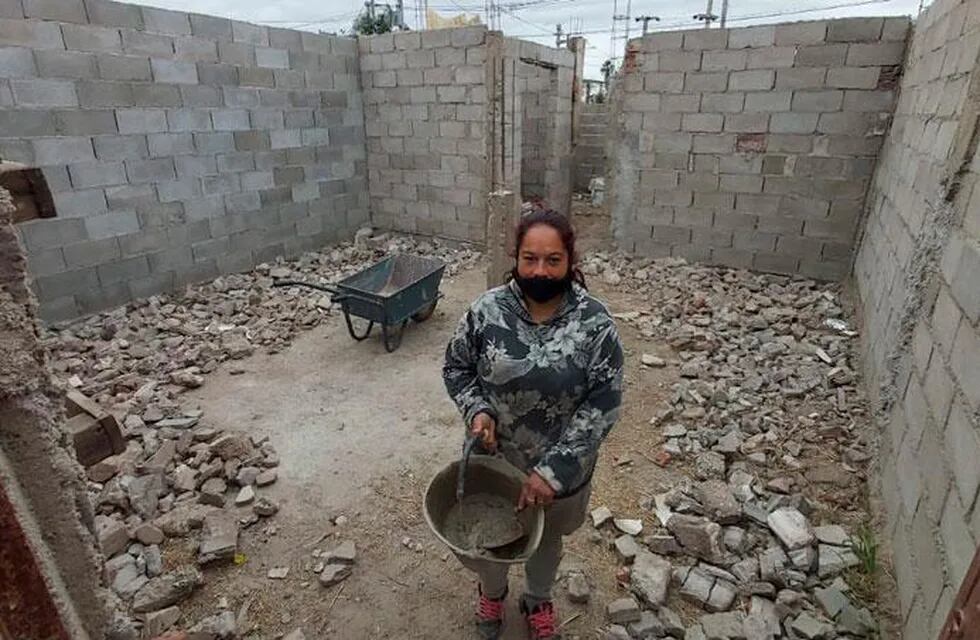 La mujer trabaja sola y busca terminar la construcción antes que llegue el frío. (Foto: El Doce)