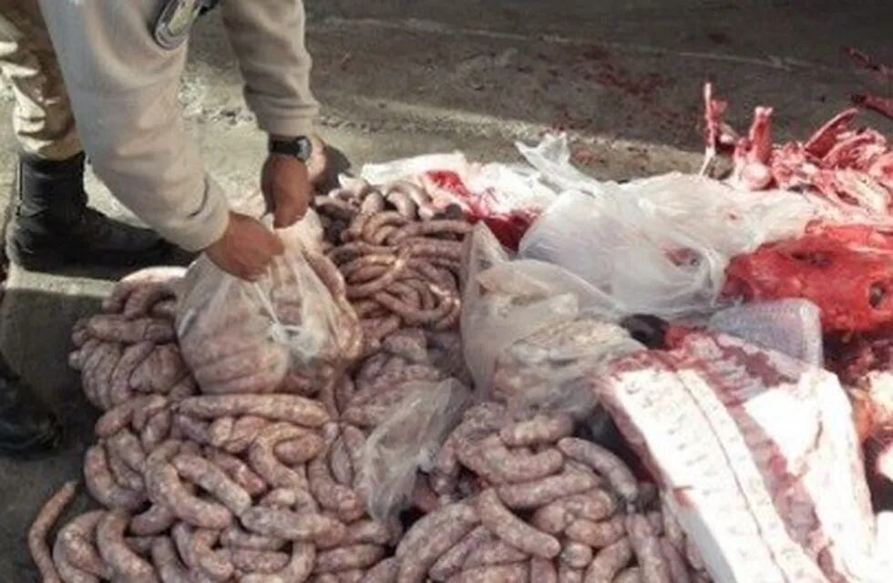 Unos 150 kilos de chacinados en mal estado fueron incautados durante un control vehicular en Maipú.