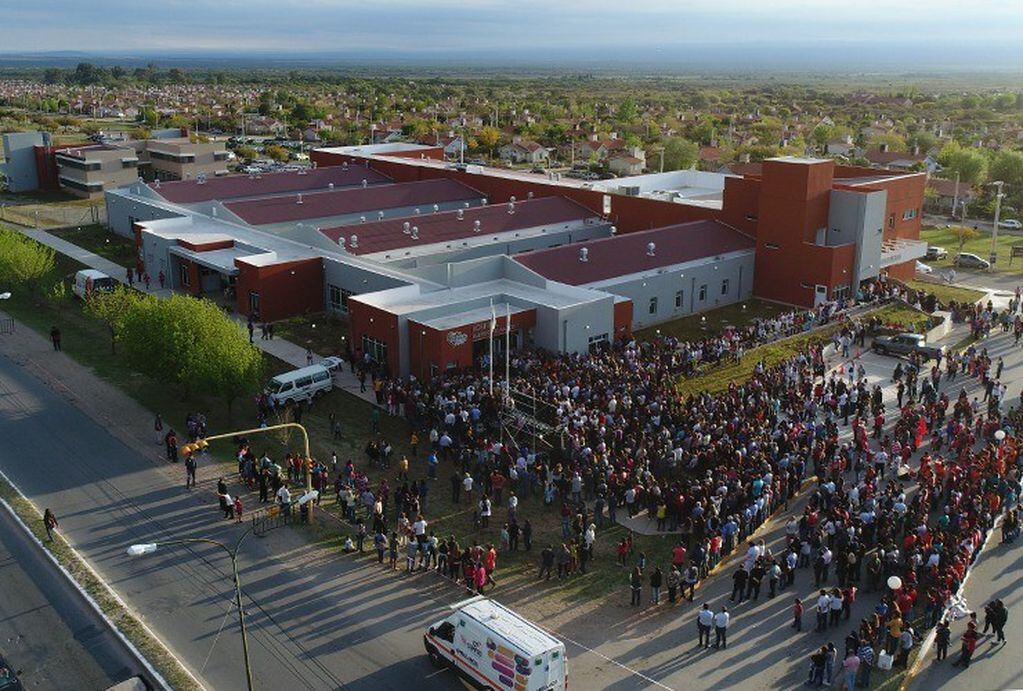 Cientos de vecinos asistieron a la inauguración del nuevo hospital merlino.