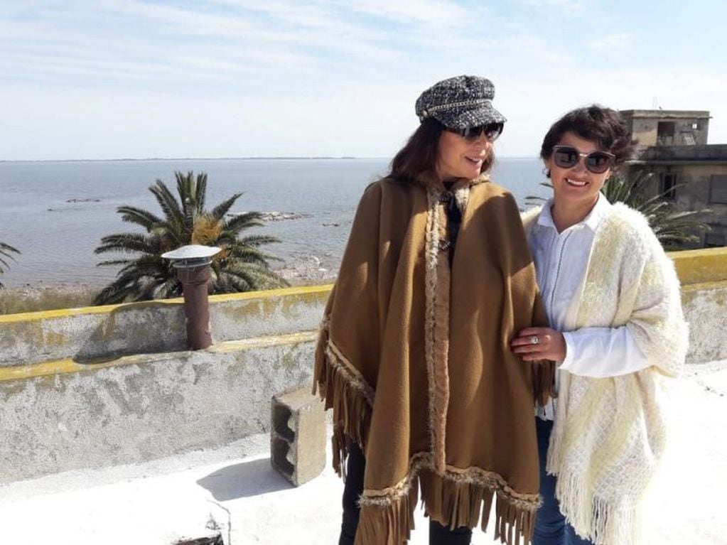 Moria Casán junto a la guía local, Patricia Zapata, en el Museo del Gran Hotel Viena de Miramar de Ansenuza