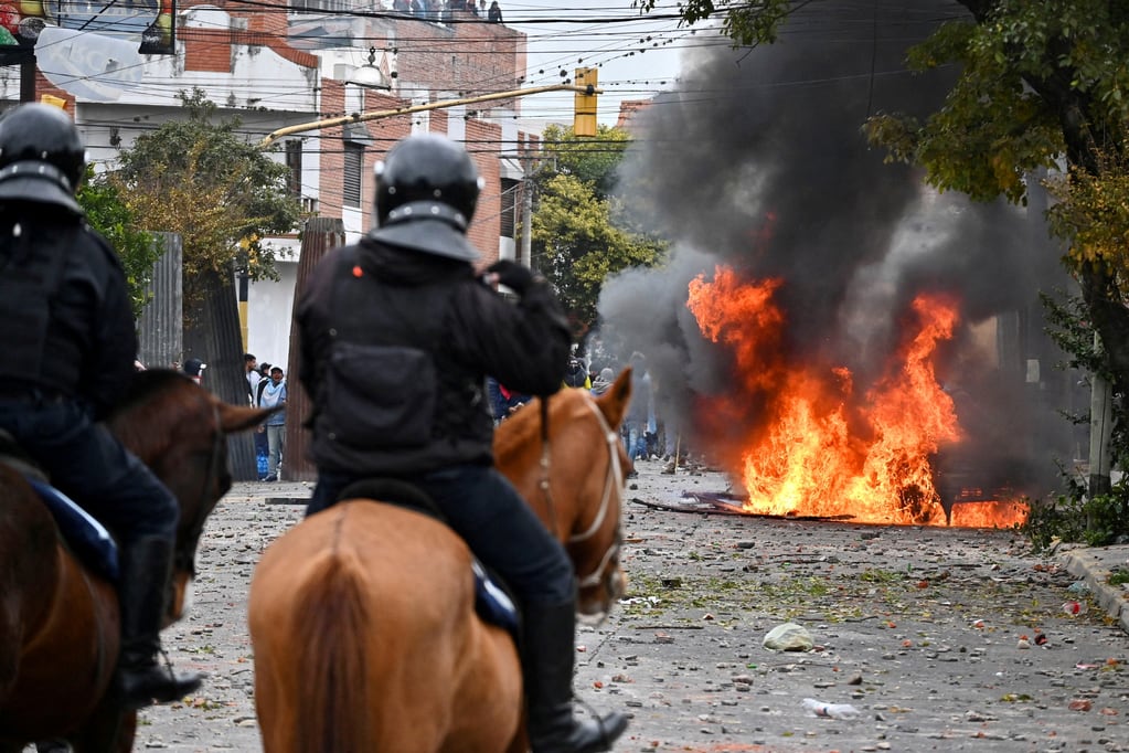 Horas de mucha tensión se vivió en las adyacencias de la Legislatura de Jujuy y luego en barrios cercanos, con el accionar violento de grupos de manifestantes. Autoridades municipales informaron haber levantado 190 toneladas de piedras y escombros de las calles.