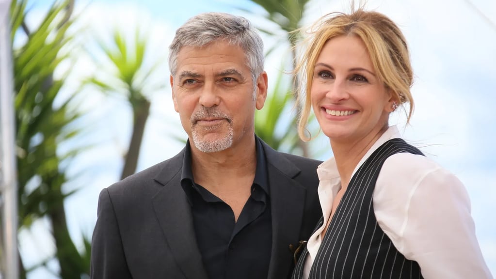 Julia Roberts junto a George Clooney en la premiere de Ticket to Paradise.