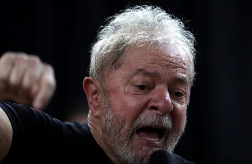 BRA100. BRASILIA (BRASIL), 15/08/2018 - Los integrantes del Movimiento Sin Tierras (MST) caminan hacia Tribunal Superior Electoral (TSE) hoy, miércoles 15 de agosto de 2018, para registrar la candidatura del expresidente Luiz Inácio Lula da Silva a la presidencia de Brasil en las próximas elecciones en octubre de 2018, en Brasilia (Brasil). EFE/Joédson Alves\r\n\r\n \r\n\r\n\r\n \r\n brasil brasilia  brasil marcha pidiendo la libertad del ex presidente reclamo liberacion ex presidente y candidato presidencial preso por corrupcion