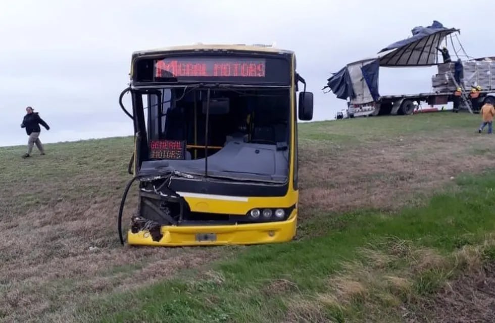 Colectivo de Rosario Bus chocó contra un camión de Mercedes Benz