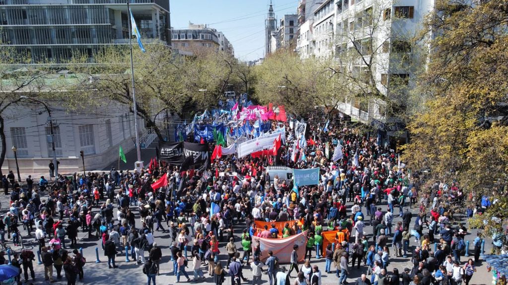 Multitudinaria manifestación en la Legislatura de Mendoza en apoyo a Cristina Kirchner. Foto: Claudio Gutiérrez / Los Andes