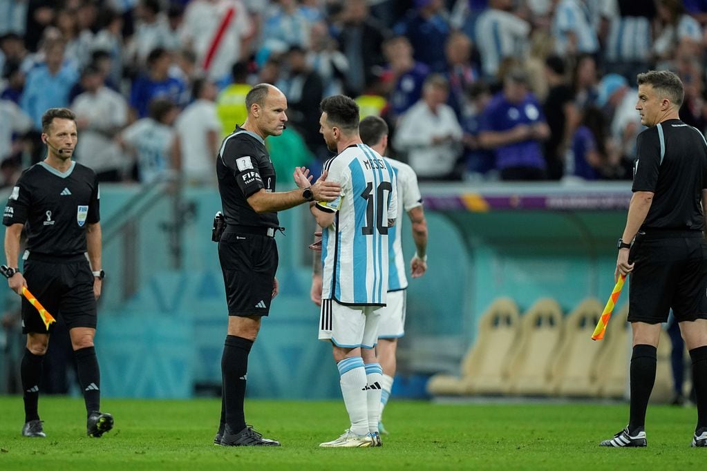 Mateu Lahoz discute con Messi. Fue el árbitro de Argentina vs. Países Bajos. (AP).