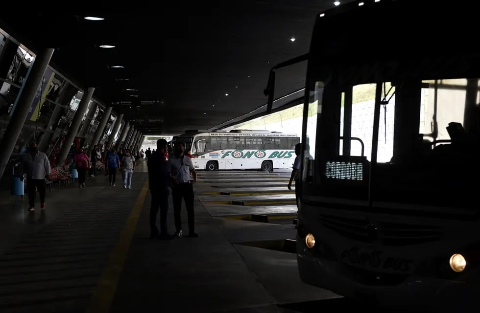 Pasajeros reclamaron que un colectivo de Córdoba se quedó sin combustible en medio del viaje.