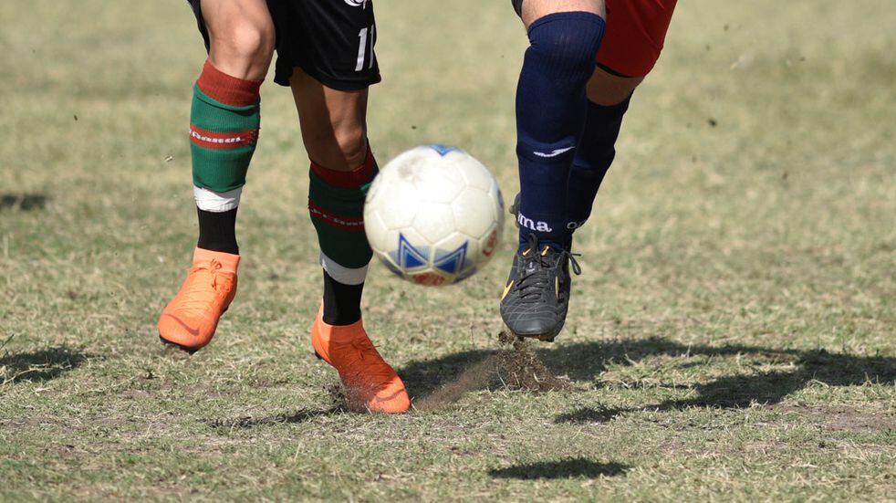 El fútbol de los barrios y otro sábado con varios partidos. (Nicolás Bravo / La Voz)