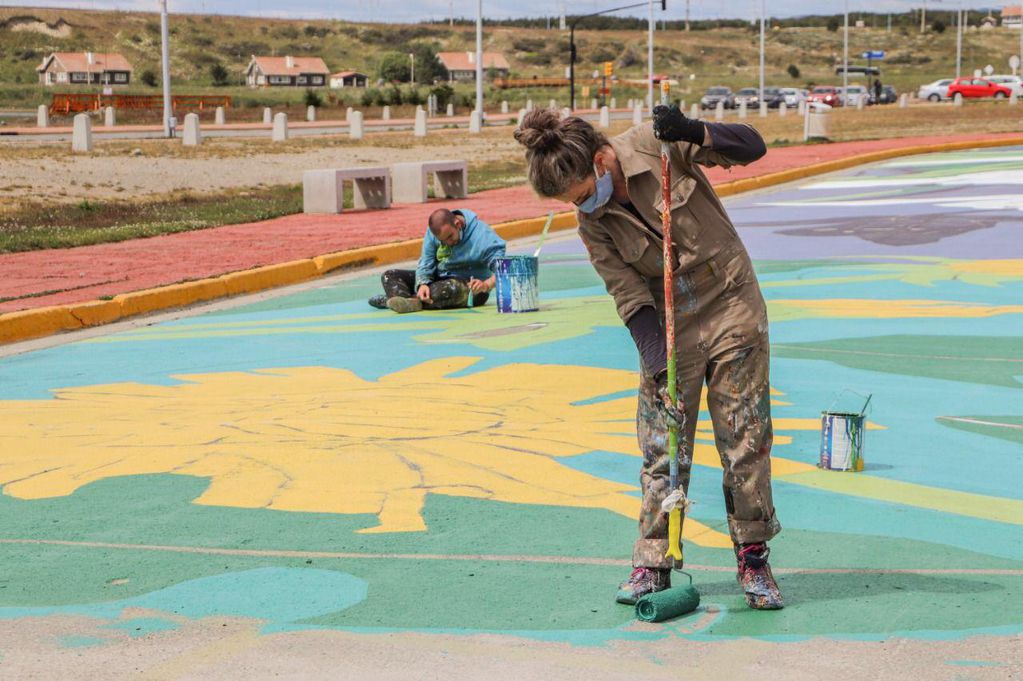 Pintada de flores autóctonas de la provincia en la calle interna del paseo de las rosas