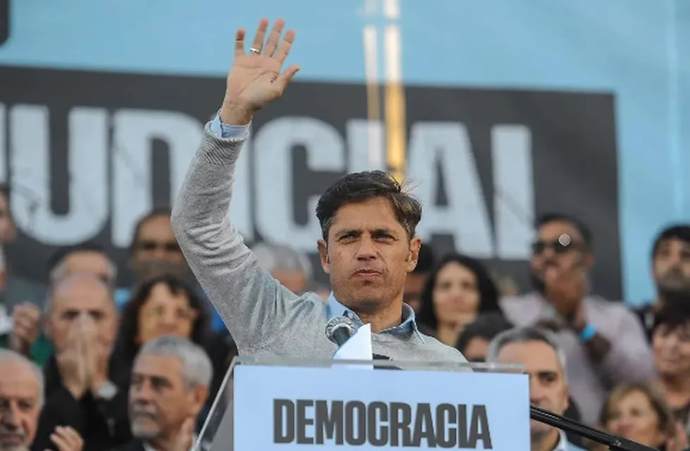 La oposición apura la resistencia contra un Javier Milei que se refugia en el respaldo popular y desafía.