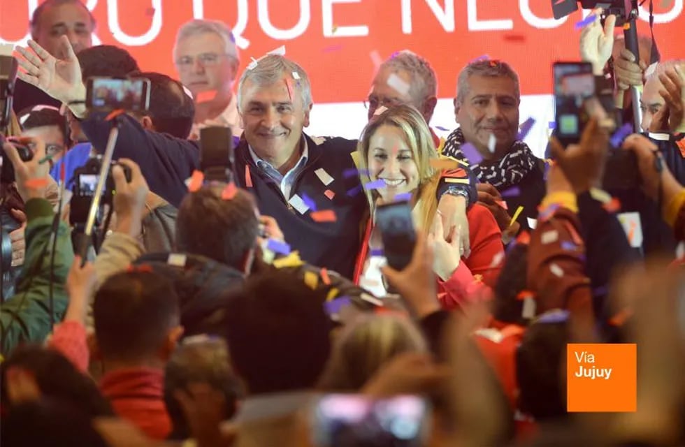 Gerardo Morales, en la celebración al consagrarse reelecto gobernador de la Provincia, acompañado por su esposa Tulia Snopek y rodeado por los principales referentes del frente Cambia Jujuy.