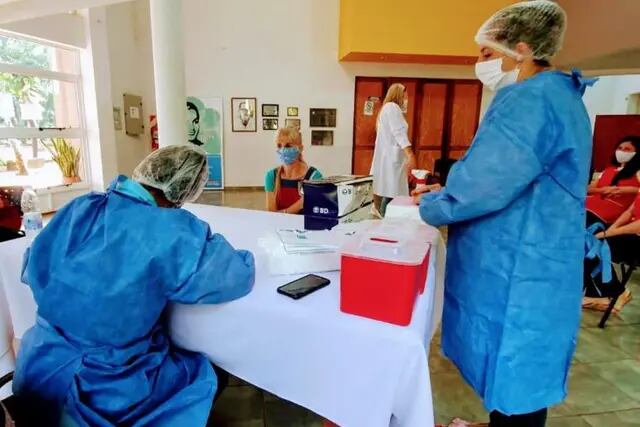 Montecarlo: directores y docentes del nivel inicial comenzaron a recibieron la vacuna contra el Covid-19
