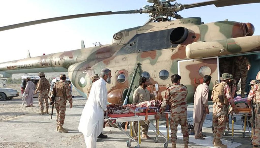 Los heridos son trasladados al hospital en un helicóptero del ejército.