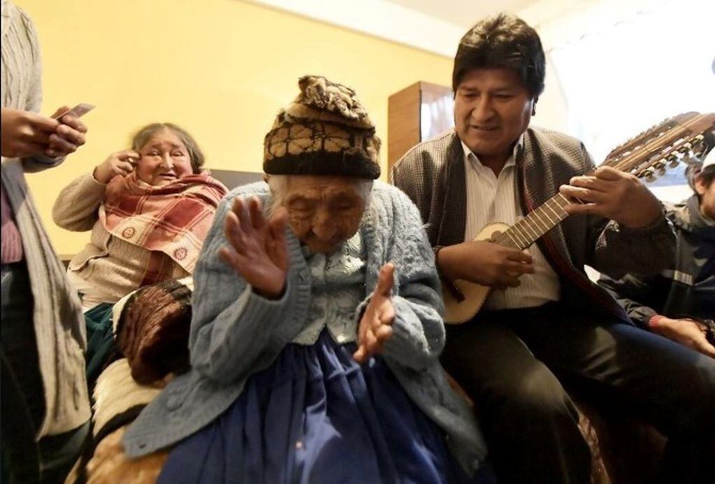 El presidente Morales entregó la vivienda a la anciana y le obsequió un charango. "Mamá Julia" vive en el municipio de Sacaba, distante a 13 kilómetros de la ciudad de Cochabamba.