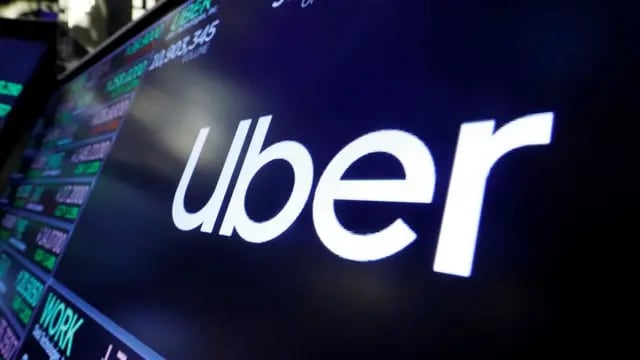 El logo de Uber, en una pantalla de la bolsa de Nueva York (AP)