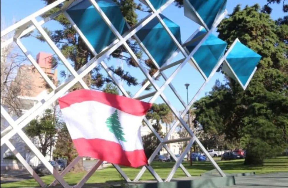 La Municipalidad de La Plata realizó una ceremonia protocolar en la Plazoleta del Líbano en homenaje a las víctimas de la tragedia de Beirut (Municipalidad de La Plata )