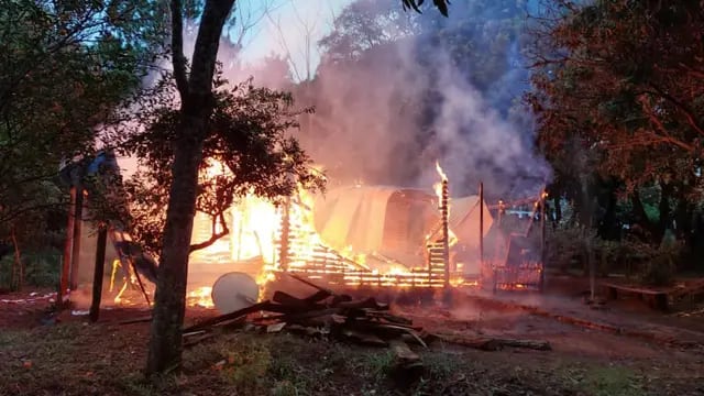 Un foco de incendio incineró una vivienda por completo en Colonia Alberdi