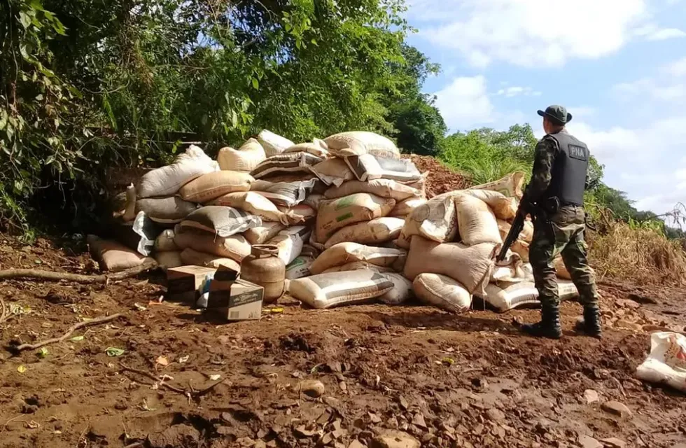 Prefectura incautó cargamento ilegal de maíz y soja en Eldorado.