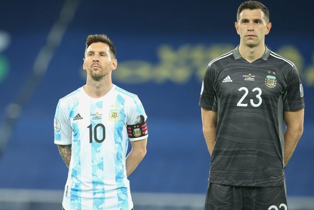 Messi y Martínez, dos de los embanderados de la Selección