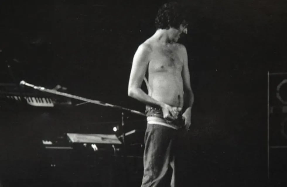 García,  a punto de bajarse los pantalones en Atenas. Foto de Fino Pizarro, 1983.