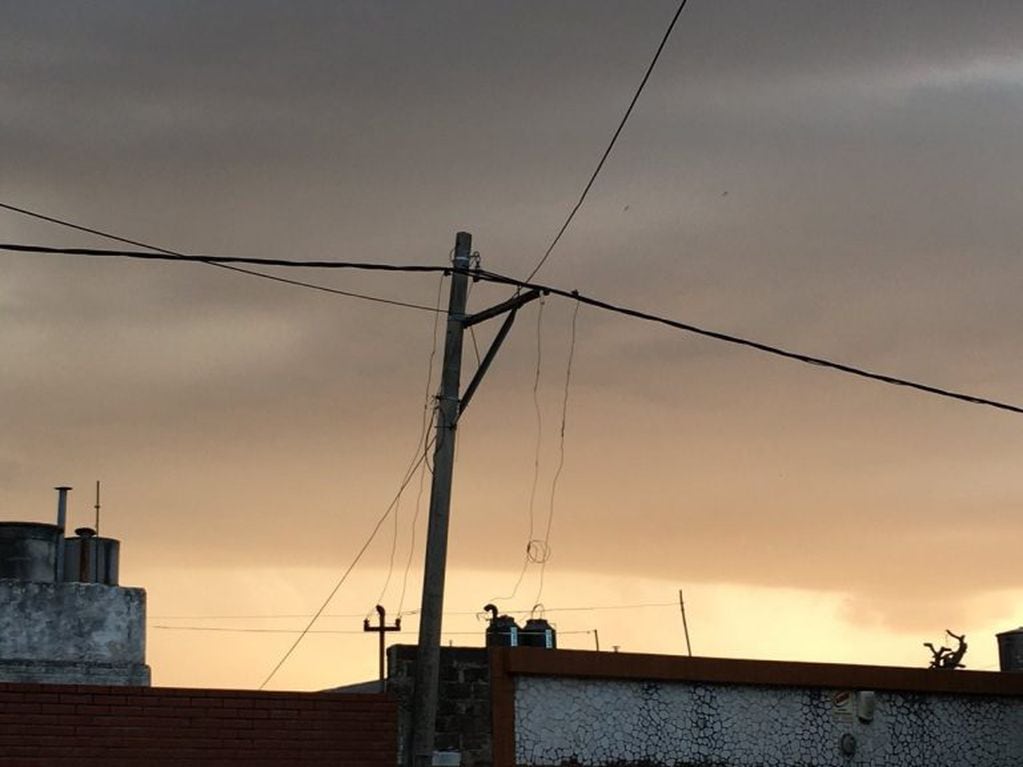 Frente de tormenta sobre la zona sur de Rosario. (@luciano434)